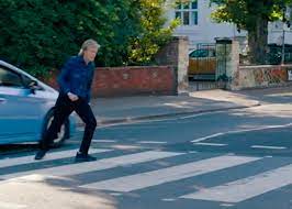 Paul McCartney quase é atropelado ao recriar capa icônica de disco
