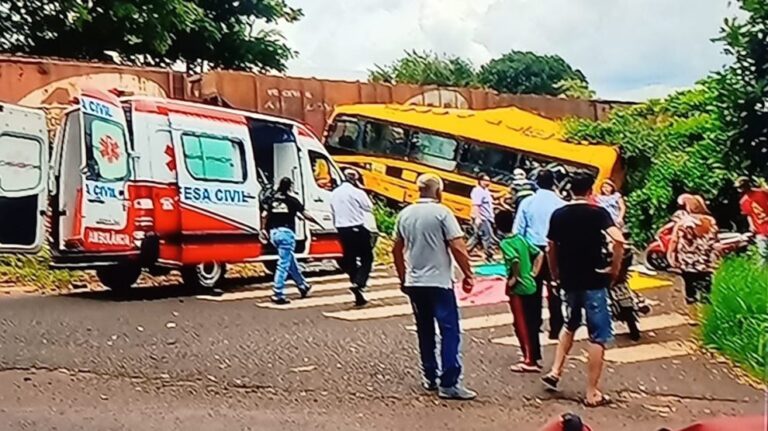 <strong>Choque entre ônibus da Apae e trem deixa crianças mortas e feridas</strong>