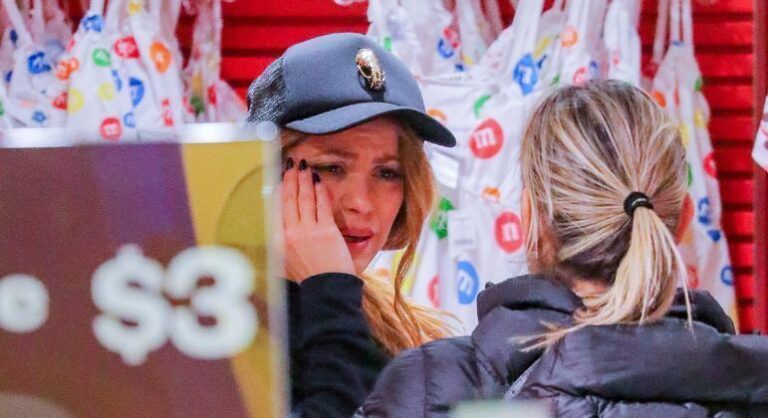 Shakira é flagrada chorando