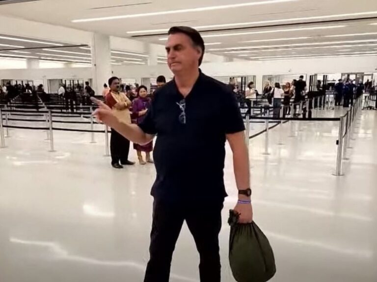 Ex-presidente Jair Bolsonaro chega ao Brasil