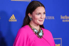Drew Barrymore fala sobre namorar na pré-menopausa
