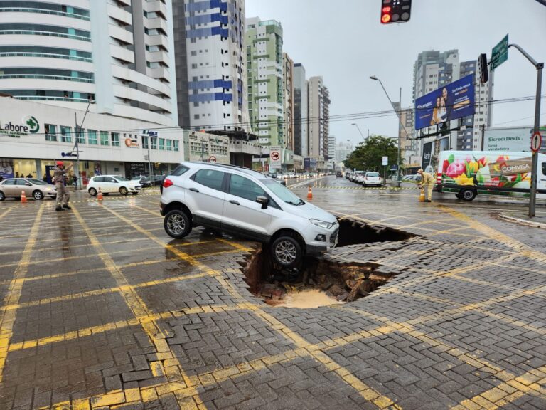 Asfalto cede e abre buraco em avenida no centro de Maringá