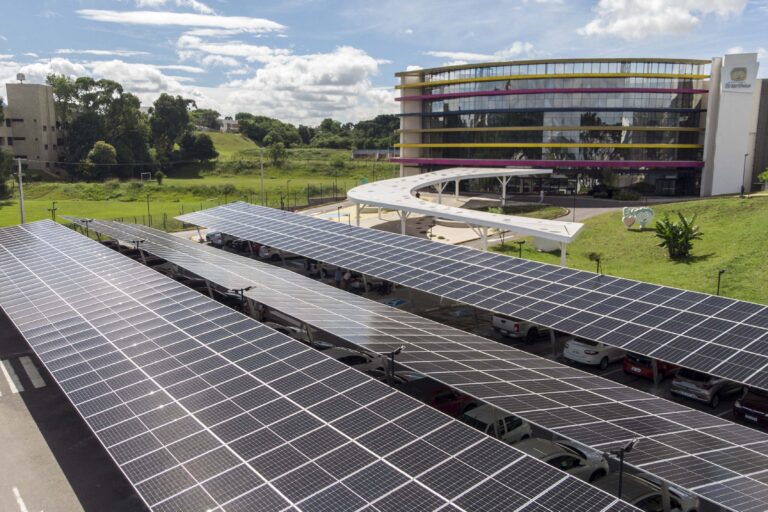 Programa da Copel incentiva geração fotovoltaica em espaços públicos e privados