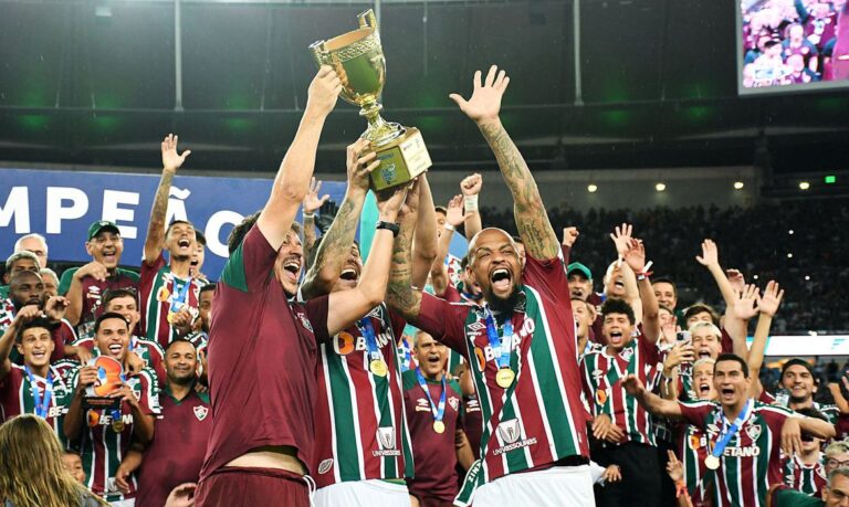 Fluminense goleia o Flamengo e vence o carioca