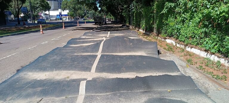 Pista emborrachada é arrancada pela terceira vez e desmancha com a chuva