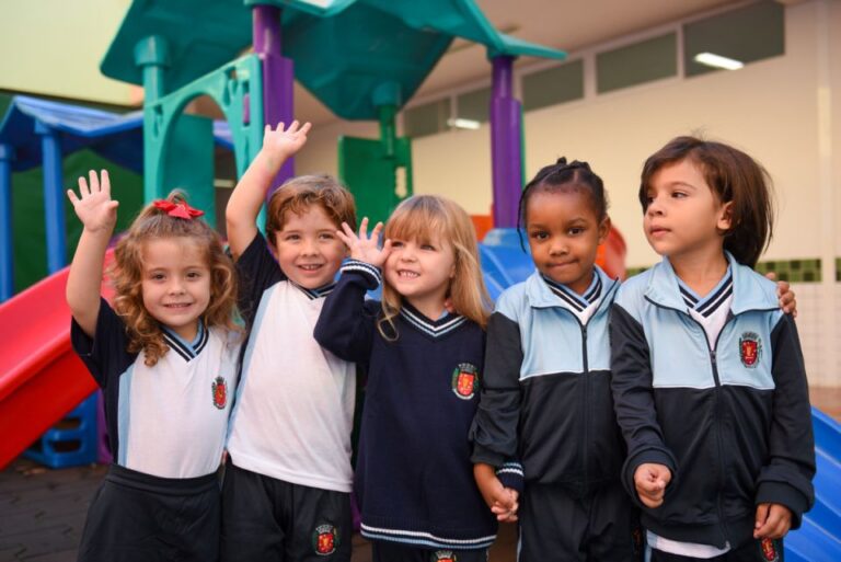 Cmeis e escolas da rede municipal entregam kit de novos uniformes escolares para alunos
