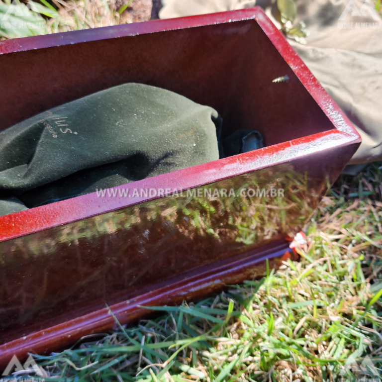 <strong>Urna funerária na praça</strong>