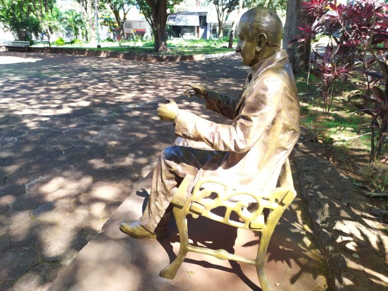 <strong>Furto ou vandalismo? Escultura de pioneiro está sendo destruída em Maringá</strong>
