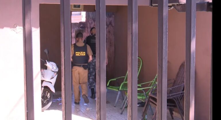 Homem mata a esposa e morre ao avançar sobre policiais