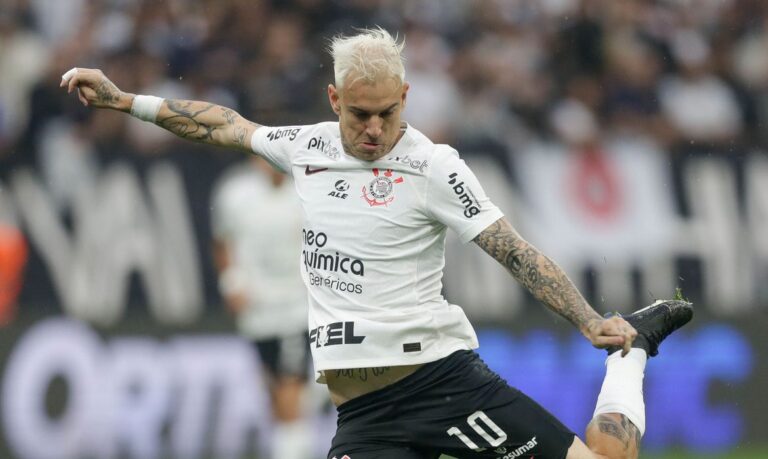 Corinthians faz 2 a 0 no Fluminense e deixa Z4 