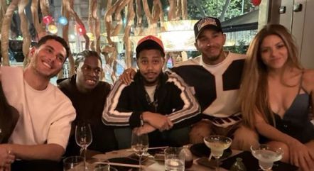 Shakira curte jantar com Lewis Hamilton 