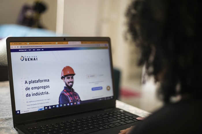 Plataforma conecta RHs de indústrias a alunos e egressos do Senai Paraná