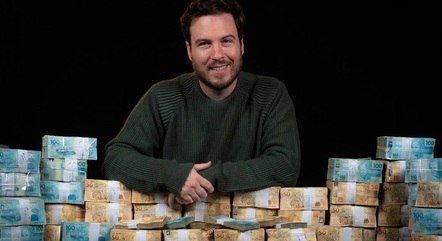 Thiago Nigro posa com R$ 10 milhões em dinheiro e se gaba
