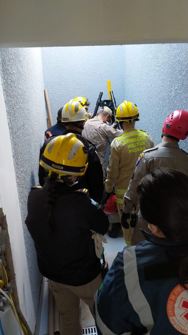 Bombeiros resgatam diarista em um fosso