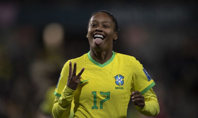 Brasil estreia na Copa vencendo por 4 a 0