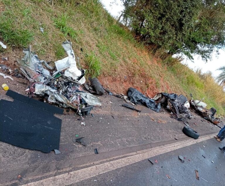 Carro parte ao meio em choque de três veículos