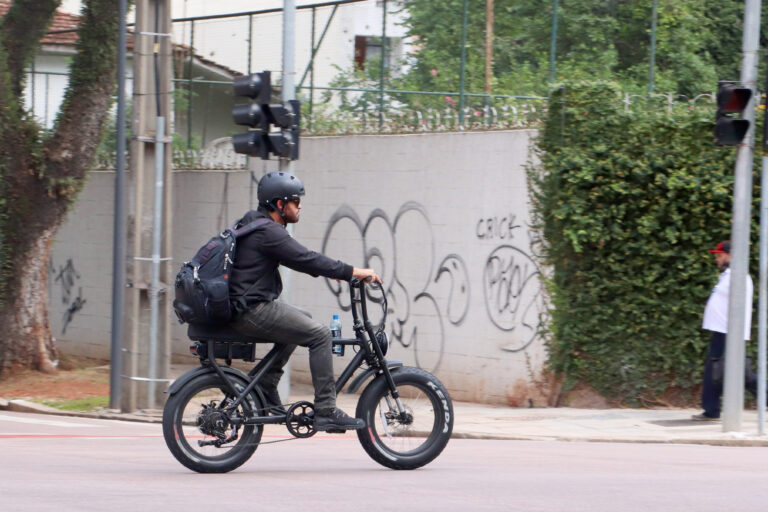 Regras para ciclomotores e patinetes mudam a partir deste mês