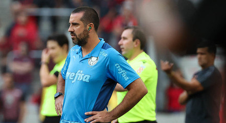 CBF denuncia auxiliar de Abel Ferreira por xenofobia