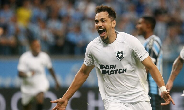 Botafogo suporta pressão, bate Grêmio e segue líder