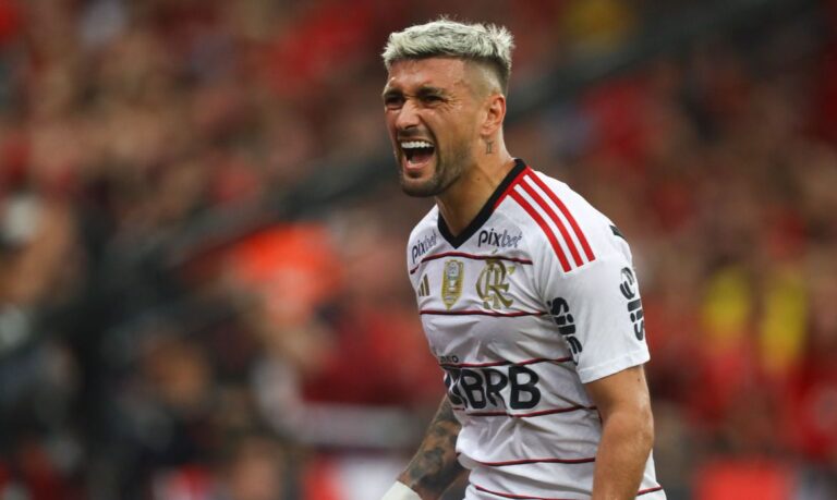 Flamengo derrota Athletico por 2 a 0 e avança na Copa do Brasil