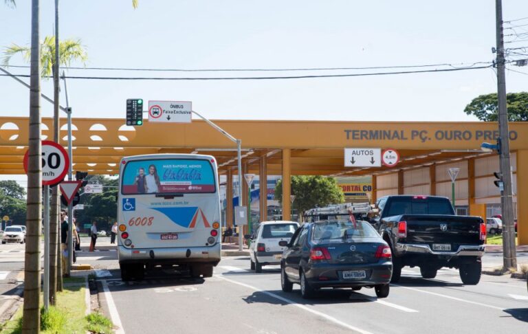 Faixas exclusivas podem ser usadas por táxis e ônibus escolares
