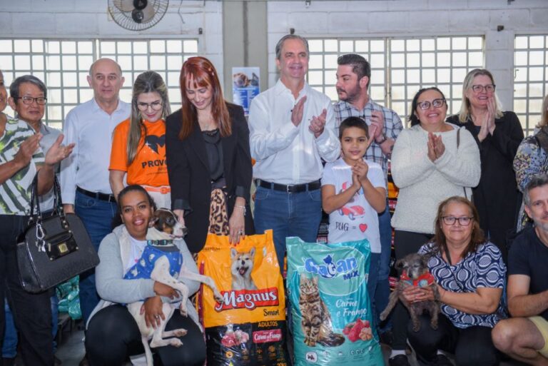 Provopar entrega 6 toneladas de ração aos protetores de animais
