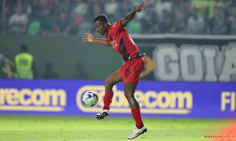 Goiás arranca empate com o Athletico-PR na Serrinha