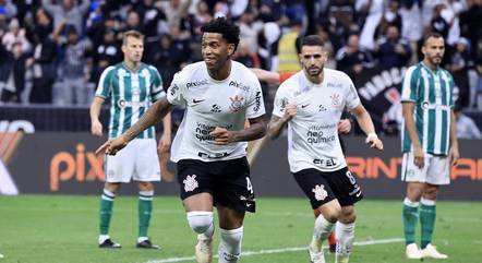 Corinthians vence Coritiba de virada