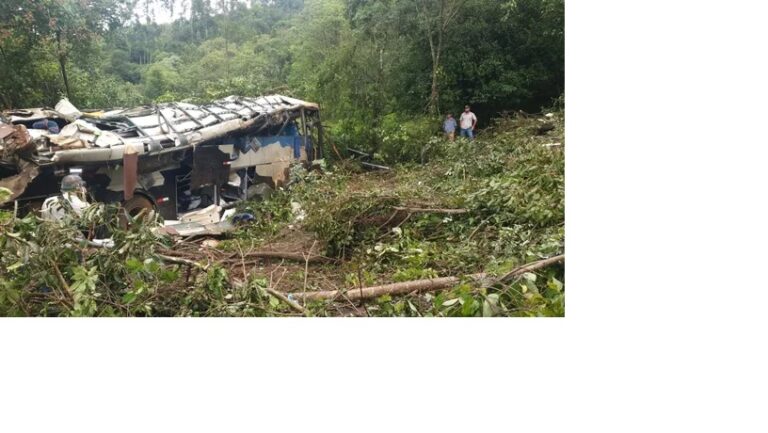 Perícia aponta falha no freio de ônibus que capotou e matou 11