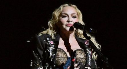 Madonna cai no palco durante show e ri de si mesma