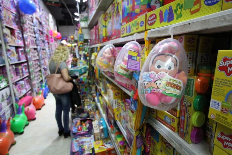 Paranaenses pretendem presentear no Dia das Crianças