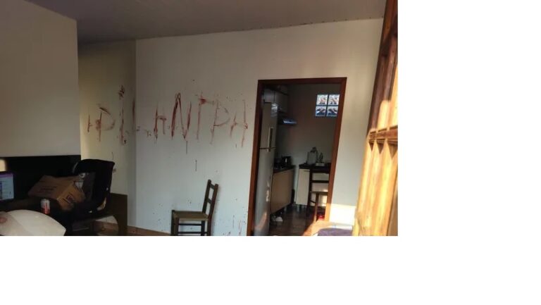 Espanca a mulher e escreve na parede com o sangue dela