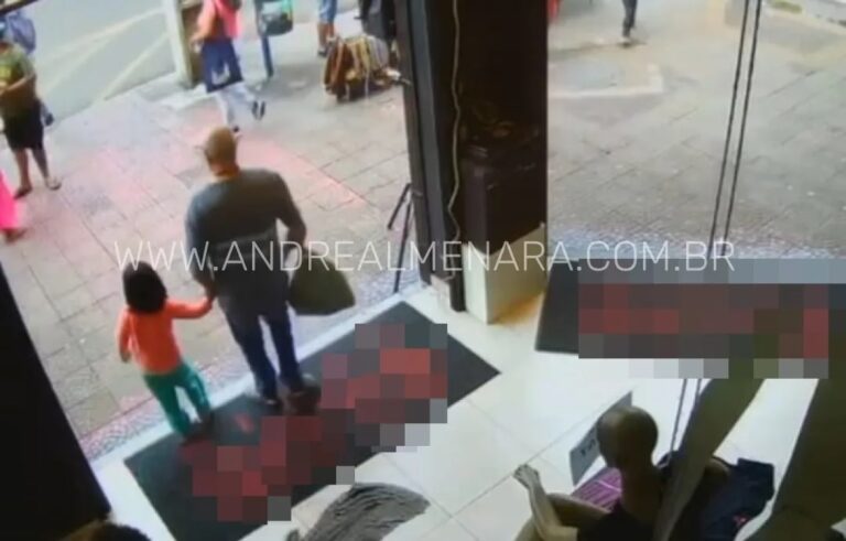 Homem é flagrado abusando de uma criança no centro da cidade