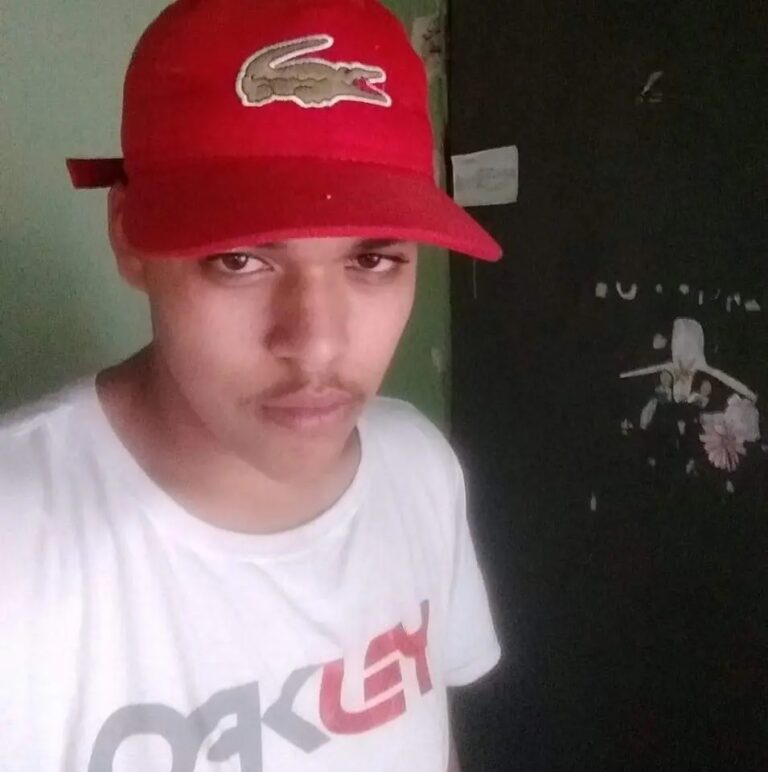 Jovem executado a tiros em frente à sua casa
