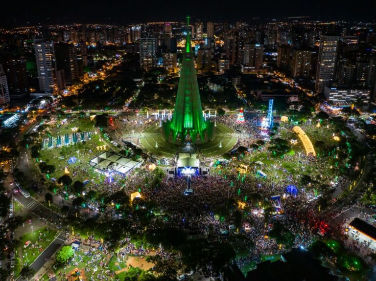 Abertura da Maringá Encantada reúne mais de 40 mil pessoas na Praça da Catedral