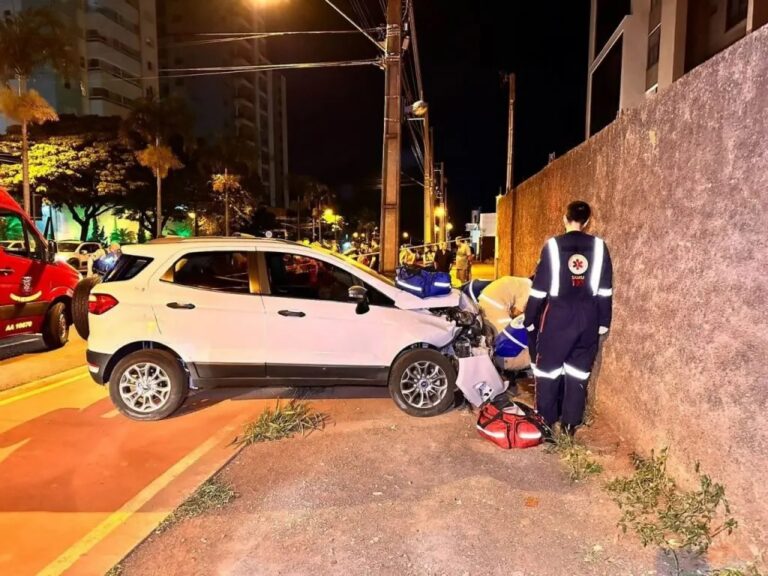 Joga o carro contra o ex-marido da colega de trabalho