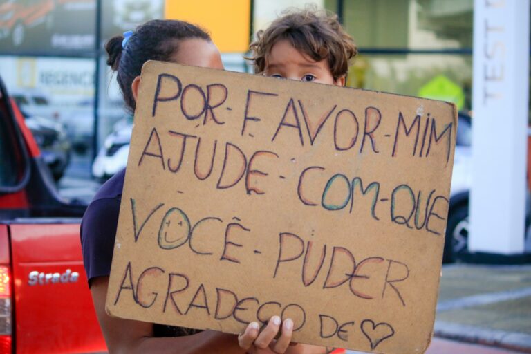 Menores são usados para pedir dinheiro nas ruas de Maringá