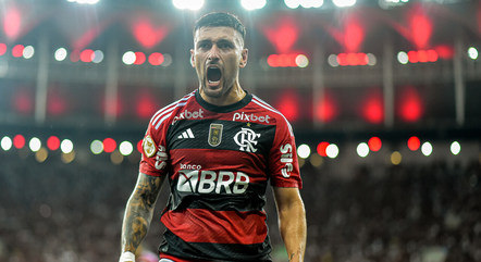 Flamengo vence Bragantino e sonha com título