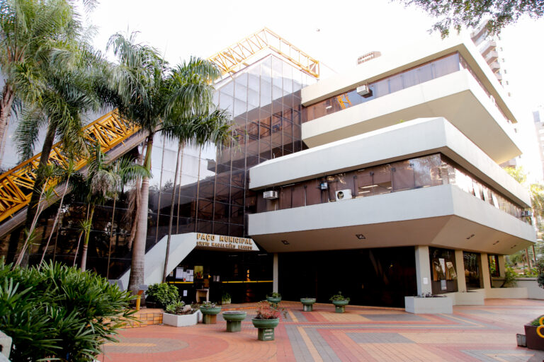 Licitação para compra de álbuns de figurinhas é suspensa