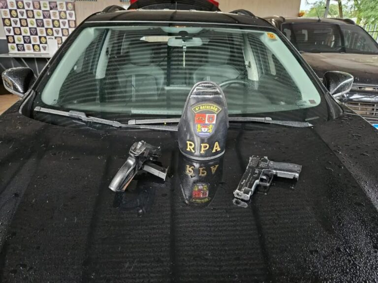 Polícia prende suspeitos com carro roubado e simulacros de pistola