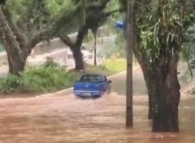 Chuva forte causa estragos no município
