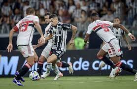 Atlético vence e continua vivo na luta pelo título