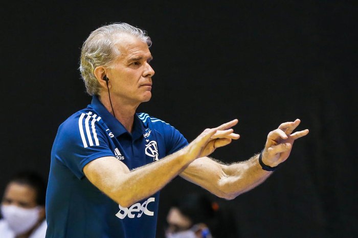 Bernardinho assume o comando da seleção masculina de vôlei