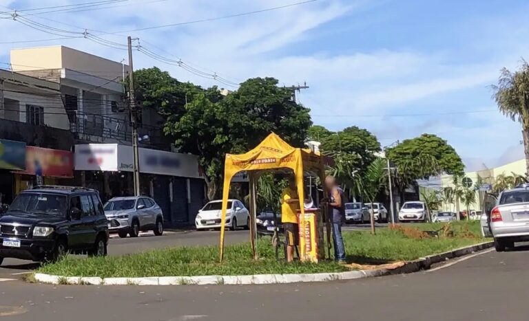 Propagandas irregulares estão espalhadas por Maringá