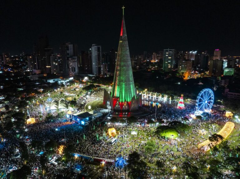 Show dos Paralamas reúne 50 mil pessoas na praça da Catedral