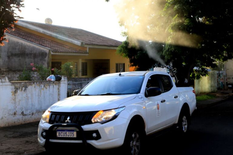 Prefeitura aplica fumacê em áreas de maior incidência de dengue