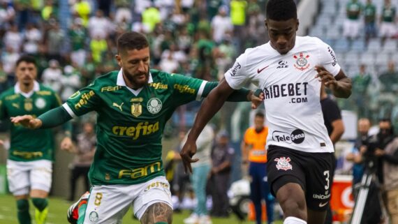 Com dois a menos e zagueiro no gol, Corinthians arranca empate contra o Palmeiras