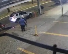Bandido usa gasolina como arma em assalto