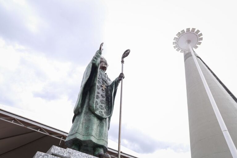 Praça da Catedral recebe estátua de Dom Jaime