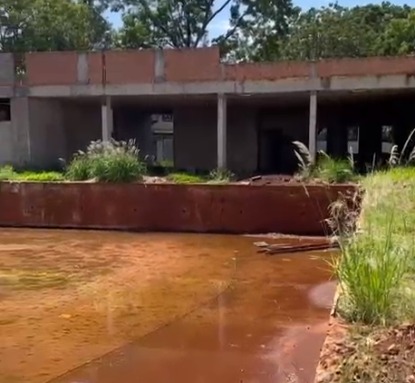 Focos de água parada são encontrados no Centro Esportivo da Vila Operária